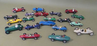 Lot 2 Voitures De Course Miniatures En Tôle + 1 Coque Stock Car - Ancien, Occasion