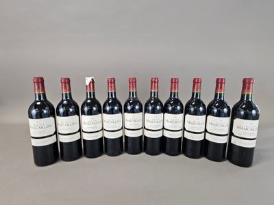 six bouteilles de vin rouge alignées