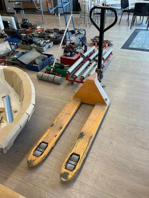 des skis et des bâtons de ski posés par terre dans une pièce