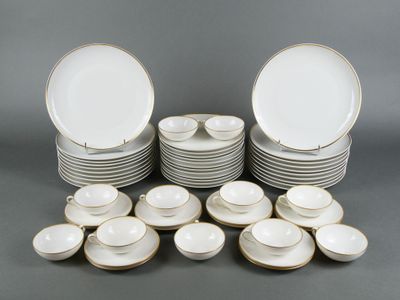 beaucoup d'assiettes et de bols en porcelaine blanche et dorée