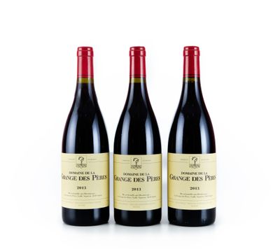 trois bouteilles de vin rouge sont posées côte à côte sur une surface blanche