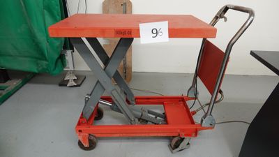 une table rouge sur laquelle est posée une chaise rouge