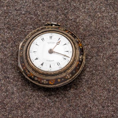 une horloge posée sur une table