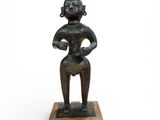 l'image d'une statue d'un homme avec un chapeau sur la tête