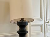 une lampe posée sur une table dans une pièce