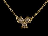 un collier en or orné de trois diamants sur fond noir