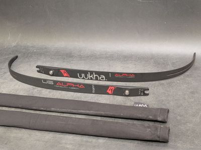 une paire de skis posée sur une table