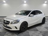 la classe b de la mercedes est garée sur un sol en damier