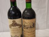 deux bouteilles de vin posées l'une à côté de l'autre sur une table