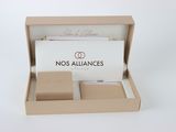 une boîte contenant un bloc-notes et un stylo