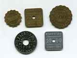 quatre types de pièces différents sur une surface blanche