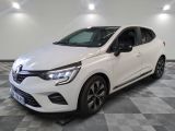 une voiture blanche est garée sur le sol à carreaux d'un garage