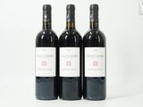 trois bouteilles de vin rouge posées sur une table blanche