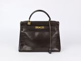 un sac à main en cuir marron sur fond blanc