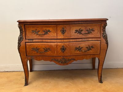 Commode galbée en bois de placage marquetée de filets à deux…