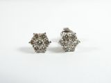 une paire de boucles d'oreilles en diamant sur une surface blanche