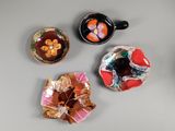 trois petits bols aux motifs variés posés sur une table