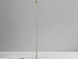 un lampadaire noir et blanc posé sur une surface blanche