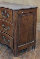 Commode galbée en bois naturel mouluré, travail régional du … (photo 2)