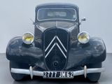 une voiture de collection garée dans un garage