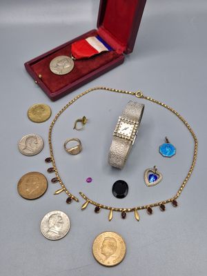 un assortiment de bijoux comprenant un bracelet, une bague et d'autres articles