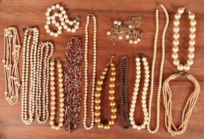 de nombreux types de perles différents sur la table
