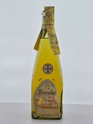 une bouteille de vin posée sur une table