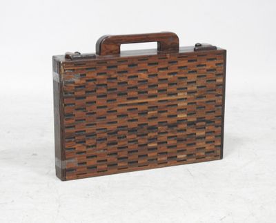 mallette en bois marron avec une poignée, sur fond blanc