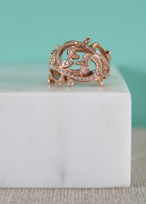 un gros plan d'une bague en diamant posée sur un bloc de marbre