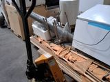 un chariot contenant de nombreux cartons dans un entrepôt