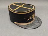 un chapeau noir orné d'un ruban doré
