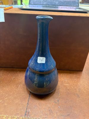 un vase bleu posé sur une table dans un magasin