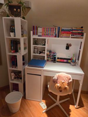 un ours en peluche assis sur une chaise devant un bureau