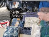 une boîte remplie de vêtements et d'autres objets qui s'y trouvent
