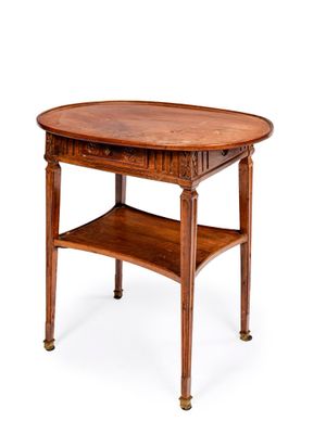 une table ovale dotée d'une étagère sur le dessus et d'un tiroir en dessous
