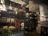 une pièce contenant un grand nombre d'étagères
