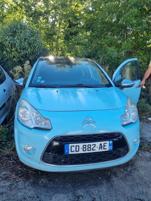 Deux voitures sont garées l'une à côté de l'autre sur le bord de la route.