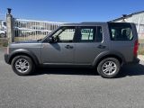 une photo d'un Land Rover gris garé sur un parking