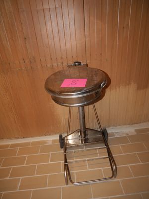 un tabouret en métal sur lequel est collé un autocollant rose