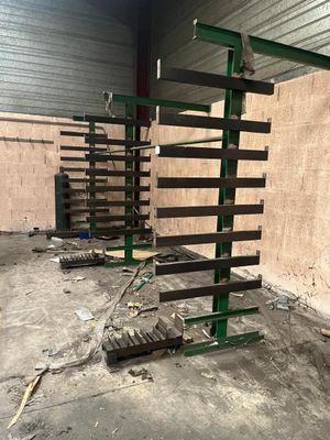 deux bancs placés au milieu d'un bâtiment