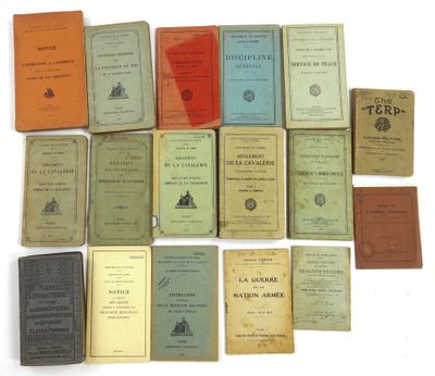 plusieurs vieux livres posés les uns sur les autres sur une surface blanche