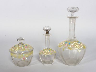 trois morceaux de verre posés sur une surface blanche, sur fond blanc