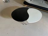 une table basse noire et blanche et un canapé noir et blanc