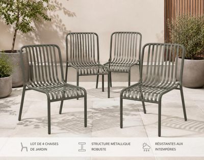 quatre chaises disposées sur une terrasse, avec une plante en pot en arrière-plan
