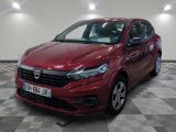 la voiture rouge est garée sur un sol en damier dans le garage