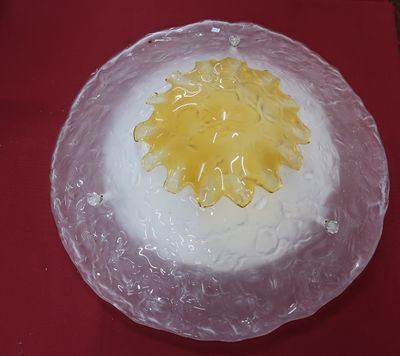 un gâteau blanc recouvert d'un glaçage jaune, posé sur une table rouge