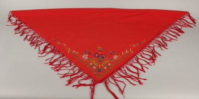 une image représentant un bandana rouge orné de franges