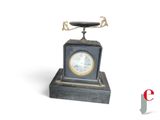 une horloge posée sur un socle, surmontée d'une girouette