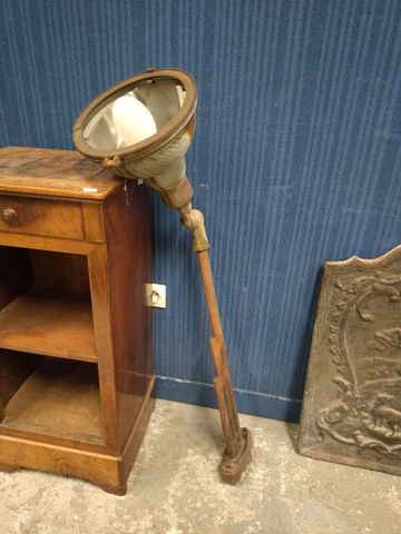 Ancien éclairage de rue articulé. En l’état