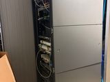 une image représentant un serveur dans une salle de serveurs
